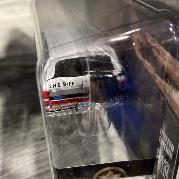 GreenLight | Sheriff Absaroka County: 1994 Ford Bronco XLT - 1:64 Die-Cast - Picture 8 of 11